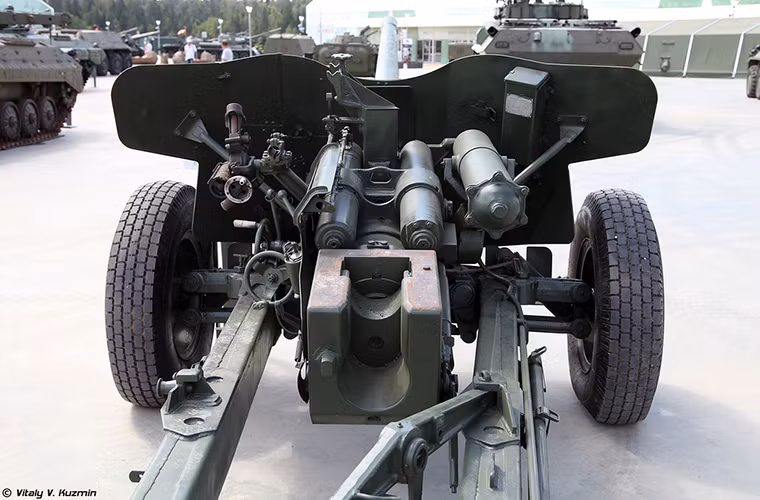 Tiền thân của MT-12 là T-12 được Quân đội Liên Xô đưa vào trang bị từ đầu những năm 1960. Tuy nhiên chỉ sau vài năm sử dụng T-12 đã tỏ ra lỗi thời và được thiết kế lại vào năm 1971 với cái tên là MT-12. Điểm khác biệt duy nhất giữa MT-12 và T-12 chính là hệ thống treo xoắn mới được tích hợp trên bệ đỡ chính của pháo giúp nó ổn định hơn khi bắn. Nguồn ảnh: Vitaly Kuzmin.