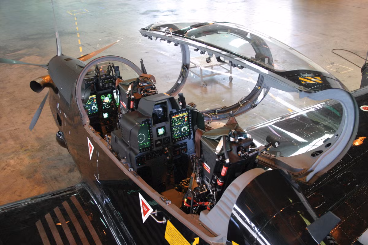 Super Tucano được trang bị một động cơ Pratt&amp;Whitney Canada PT6A-68C có công suất 1.600shp cho phép máy bay đạt vận tốc tối đa 590km/h với bán kính chiến đấu hơn 500km, trần bay của nó cũng đạt hơn 10.000m giúp máy bay an toàn trước các loại vũ khí phòng không hạng nhẹ. Trong ảnh là buồng lái hiện đại của Super Tucano.