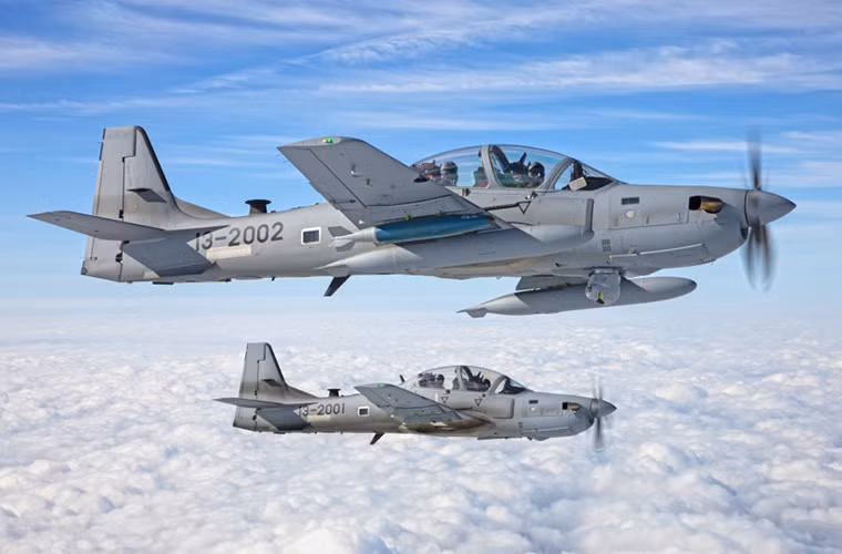 A-29 Super Tucano là mẫu máy bay chiến đấu đa năng hạng nhẹ do công ty quốc phòng Embraer Defense &amp; Security của Brazil phát triển, nó có thể đảm nhận nhiều vụ trên không khác nhau từ tấn công mặt, không chiến cho đến trinh sát trên không. Đáng lưu ý, đây là một trong số cực ít máy bay chiến đấu động cơ cánh quạt còn hoạt động trên thế giới.