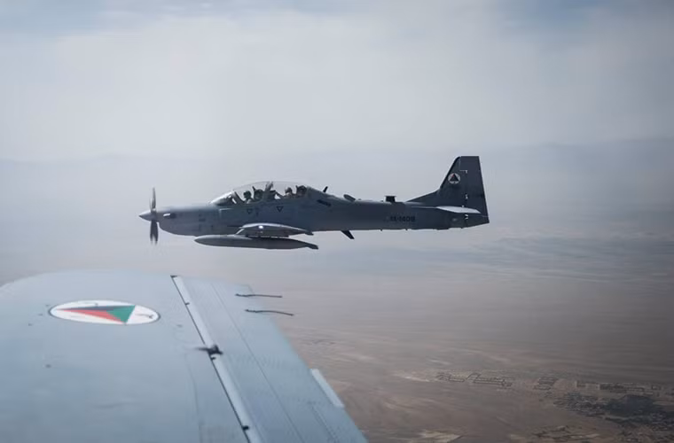 Về sức mạnh hỏa lực, máy bay cường kích Super Tucano có thể mang theo tới 1.5 tấn vũ khí các loại gồm rocket, bom và cả tên lửa không đối không, không đối đất. Đó là còn chưa kể tới hệ thống súng máy hạng nhẹ được trang bị sẵn của nó.