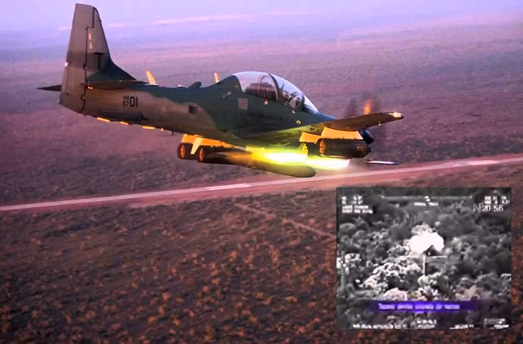 Hệ thống trang thiết bị điện tử trên Super Tucano cũng cho phép nó tác chiến trong nhiều điều kiện thời thiết khác nhau hoặc tác chiến cả ban đêm vốn là hạn chế của các dòng chiến đấu cơ cánh quạt hiện tại. Trong ảnh là một chiếc Super Tucano tấn công mục tiêu bằng rocket thông qua màn hình hiển thị quang ảnh nhiệt.