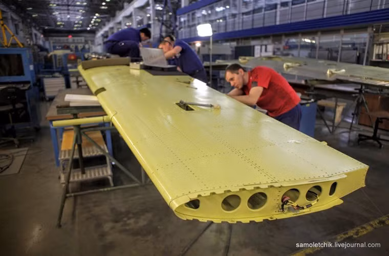 Sở dĩ việc đưa vào hoạt động dây chuyền lắp ráp Yak-152 bị tạm hoãn do Irkutsk phải tập trung vào việc sản xuất dòng máy bay chở khách thương mại MC-21 dòng sản phẩm chính của nhà máy chế tạo này trong tương lai. Nguồn ảnh: Arms-Expo.