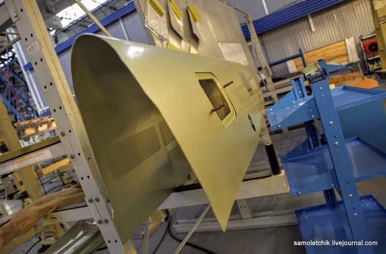 Trong ảnh là phần cánh của một nguyên mẫu Yak-152 đang được hoàn thiện tại Irkutsk. Nguồn ảnh: Arms-Expo.