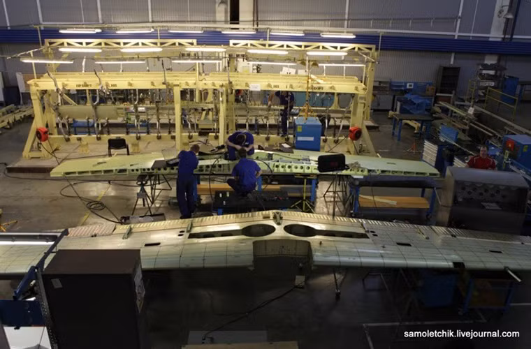 Trong ảnh là phần cánh chính của các nguyên mẫu Yak-152 số 3 và số 4 đang được lắp ráp tại Irkutsk. Nguồn ảnh: Arms-Expo.