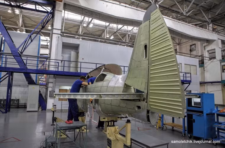 Bên cạnh đó, việc sản xuất một dòng máy bay mới như Yak-152 hay bất kỳ dòng máy bay nào khác cũng cần tới đội ngũ kỹ sư cũng như công nhân có kinh nghiệm tốt nhất, và họ phải làm việc liên tục 7 ngày trong tuần để hoàn thiện các nguyên mẫu đầu tiên. Nguồn ảnh: Arms-Expo.