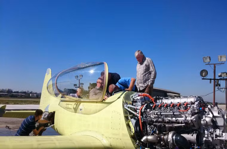 Hình ảnh các chuyên gia Irkutsk thử nghiệm tĩnh hệ thống động cơ RED A03 của nguyên mẫu Yak-152 đầu tiên trước khi cho nó bay thử nghiệm không lâu sau đó. Nguồn ảnh: UAC.