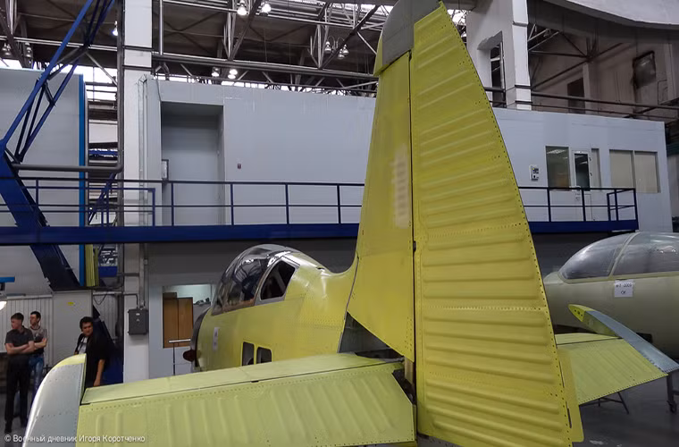 Được biết sau khi đưa vào trang bị Yak-152 sẽ thay thế cho dòng máy bay huấn luyện Yak-52 đã lỗi thời đang được các học viện không quân Nga sử dụng trong tình trạng cầm chừng chỉ với 100 chiếc còn có thể hoạt động. Nguồn ảnh: I-Korotchenko.