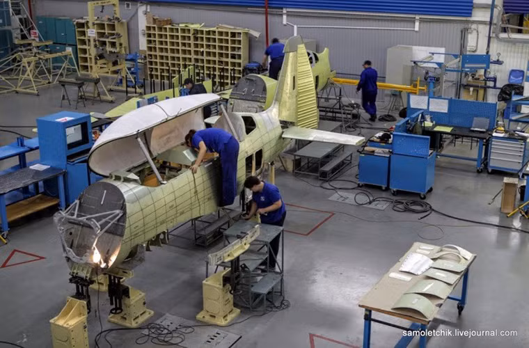 Trang quân sự Arms-Expo vừa cho đăng tải phóng sự ảnh khá đặc biệt về hoạt động bên trong dây chuyền lắp ráp máy bay huấn luyện Yak-152 của Không quân Nga tại nhà máy chế tạo máy bay Irkutsk. Nguồn ảnh: Arms-Expo.