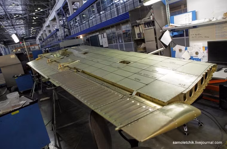 Sải cánh của một chiếc Yak-152 dài gần 9m với chiều dài tổng thể toàn thân 9.2m, trọng lượng cất cánh tối đa của nó chỉ tầm 2.1 tấn. Nguồn ảnh: Arms-Expo.