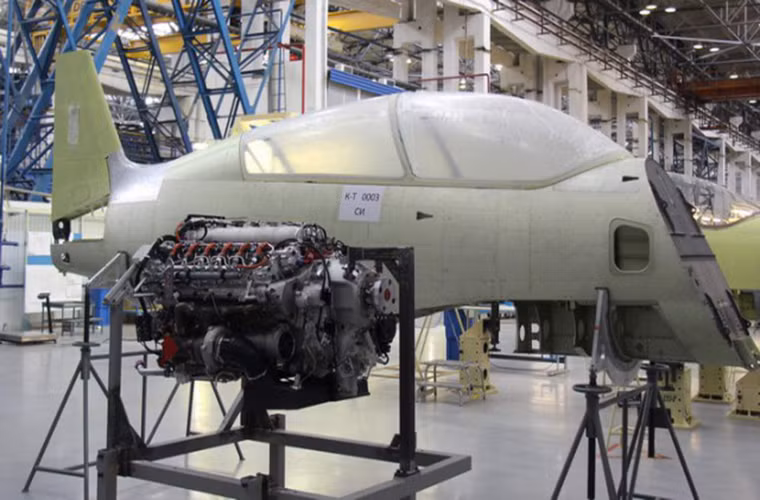 Trái tim của máy bay Yak-152 là mẫu động cơ Piston diesel RED A03 có công suất 360 mã lực cho phép máy bay đạt tới vận tốc bay tối đa 500km/h với tầm bay 1.400km. Thân của Yak-152 cũng được tạo thành từ vật liệu composite giúp máy bay có trọng lượng nhẹ hơn. Nguồn ảnh: Nguồn ảnh: Yaplakal.