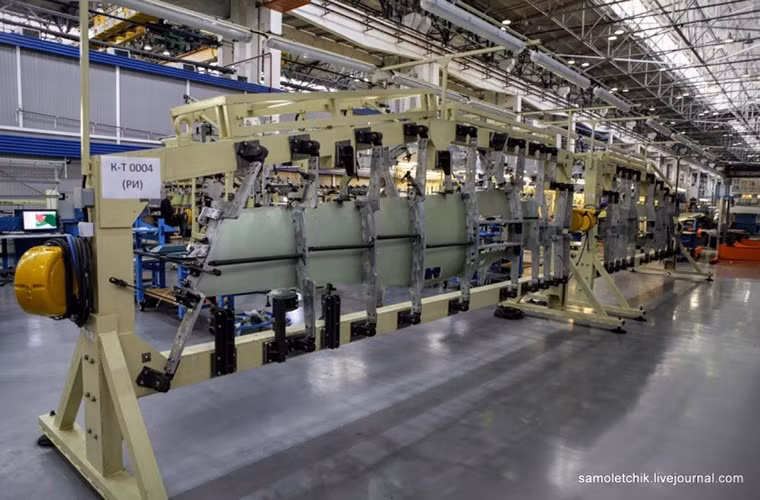 Dự kiến trong tháng 11 này Irkutsk sẽ hoàn thành việc lắp ráp ba nguyên mẫu còn lại của Yak-152. Do đó khối lượng công việc cho tổ sản xuất Yak-152 sẽ là rất lớn trong khi đó họ không có đủ nguồn nhân lực cần thiết. Nguồn ảnh: Arms-Expo. Nguồn ảnh: Arms-Expo.