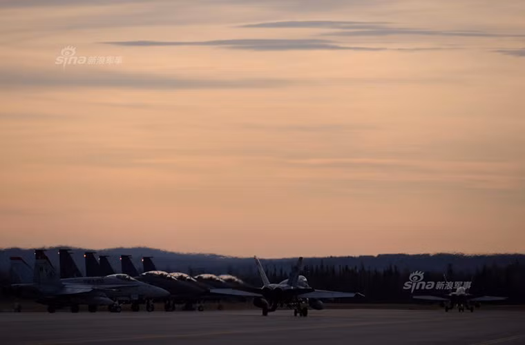 Dàn tiêm kích F/A-18 của Hải quân Mỹ tại Eielson chuẩn bị cho một chuyến bay đêm. Nguồn ảnh: Sina