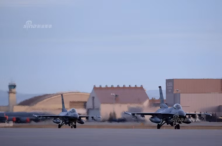 Cặp tiêm kích F-16 thuộc Không quân Mỹ chuẩn bị cất cánh cho các bài diễn tập đầu tiên tại Red Flag-Alaska. Nguồn ảnh: Sina