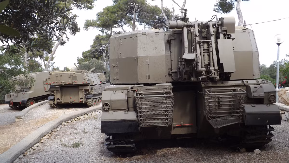 Pháo có thể chuyển sang trạng thái chiến đấu chỉ 15 giây. Pháo có góc nâng từ -5 độ đến độ, phạm vi quay tới 360 độ. Nguồn ảnh: Prime Portal