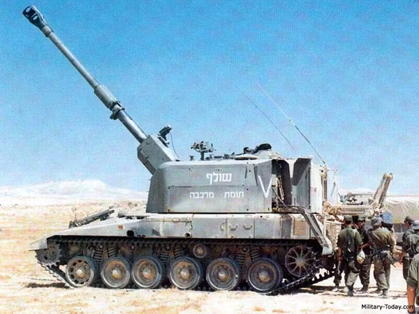 Về mặt cơ động, pháo tự hành sử dụng động cơ Continental ACDS 9AR 1790 có công suất 1.200 mã lực, cho khả năng cơ động 60km/h trên đường với quãng đường hành trình 500km. Nguồn ảnh: Military-Today