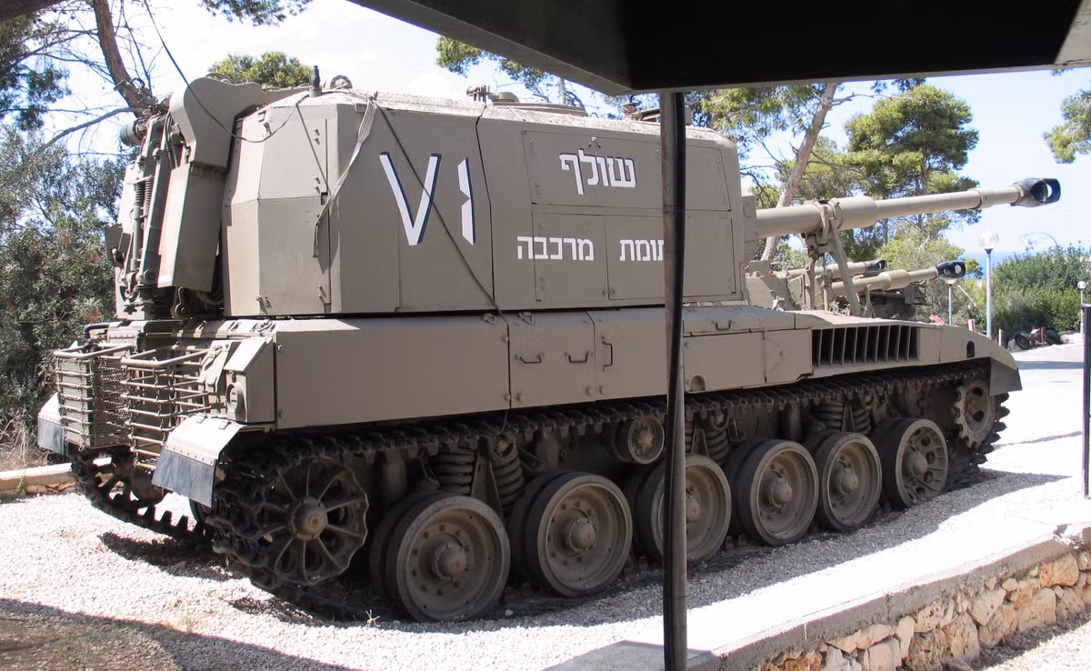 Áp dụng công nghệ mới nên đây là pháo tự hành đầu tiên có thể bắn đồng thời loạt 3 viên trong khoảng 15 giây với những quĩ đạo khác nhau để tiêu diệt mục tiêu cùng lúc. Đồng thời nó cũng định dạng mục tiêu qua hệ thống GPS cùng hệ thống dẫn hướng quán tĩnh lẫn máy tính điều khiển. Nguồn ảnh:Wiki