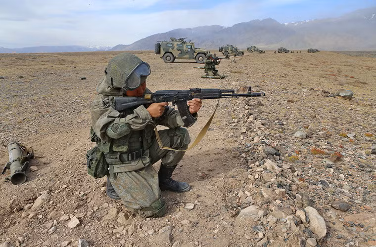 Tổ chức Hiệp ước An ninh Tập thể (CSTO) là một liên minh quân sự giữa các nước Armenia, Belarus, Kazakhstan, Kyrgyzstan, Nga và Tajikistan được thành lập từ tháng 10/2002. Và được xem là tấm lá chắn bảo vệ các nước này trước sự tác động ngày càng lớn của NATO về mặt chính trị lẫn quân sự ở không gian hậu Xô Viết. Nguồn ảnh: Arms-Expo.