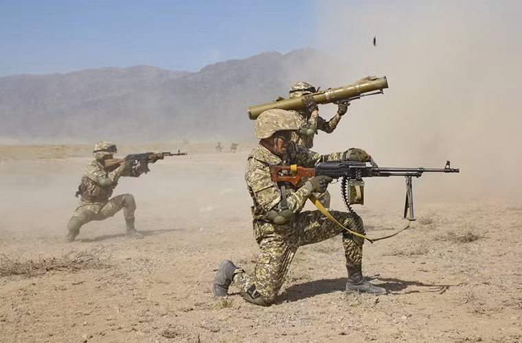 Tác chiến cạnh họ là lực lượng bộ binh thuộc Quân đội Kazakhstan. Nguồn ảnh: Arms-Expo.