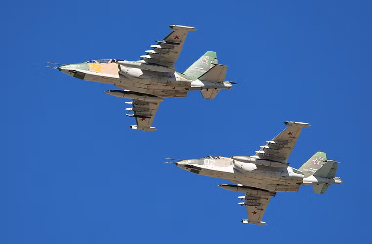 Trong khi đó hỗ trợ trên không là phi đội cường kích Su-25 cũng thuộc biên chế Quân đội Nga. Nguồn ảnh: Arms-Expo.