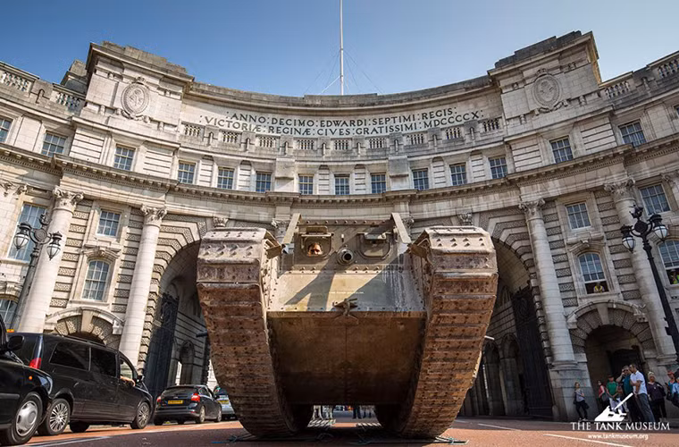 Cũng trong trận đánh này những chiếc xe tăng Mark I đã cùng 150.000 lính Anh và đồng minh vượt qua phòng tuyến của quân Đức ở Somme chỉ với 30.000 binh sĩ thương vong con số thấp hơn rất nhiều so với những trận đánh trước đó.