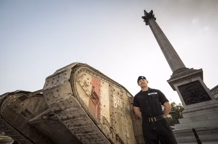 Chiếc xe tăng này nặng tới 29 tấn và cần tới 8 binh sĩ để vận hành, nó được trang bị hệ thống vũ khí khá khủng vào thời đó với 6 pháo 57mm và 3 súng máy Lewis. Tuy nhiên khả năng cơ động của nó lại không cao và rất dễ bị bắt sống.