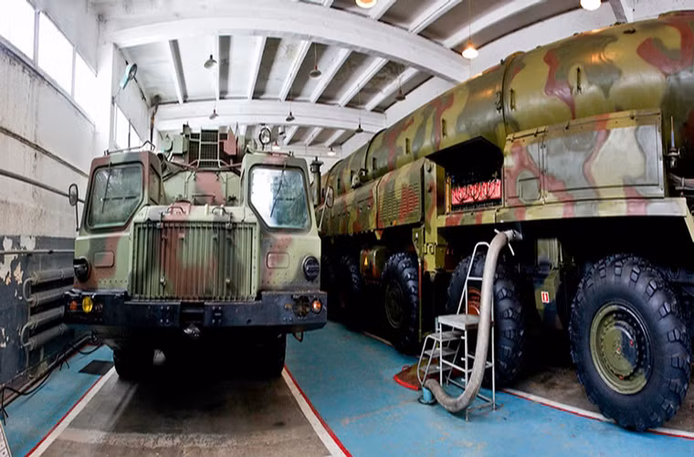 Căn cứ Balabanovo-1 được thành lập từ năm 1948 nhưng đến tận năm 1961 nó mới bắt đầu được chuyển đổi để phục vụ đào tạo bộ đội tên lửa chiến lược Liên Xô. Trong ảnh là một xe chỉ huy và bệ phóng di động của RT-2PM.