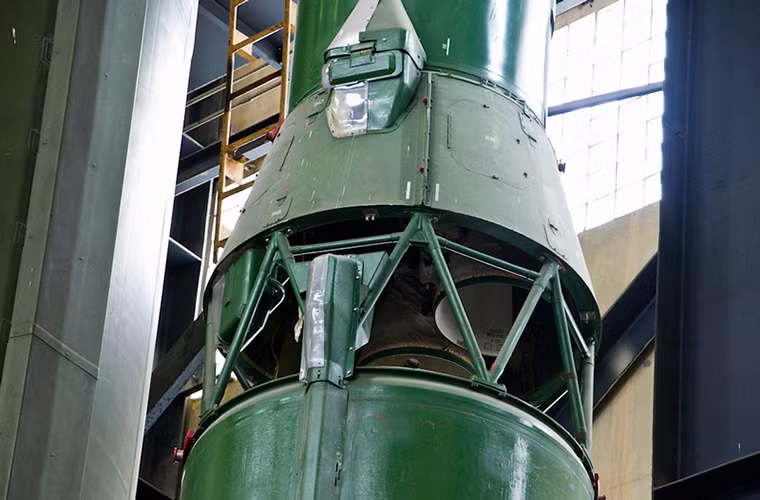 Trong ảnh là cụm phóng giai đoạn cuối của tên lửa đạn đạo liên lục đại RT-2. Nó được triển khai từ các bệ phóng ngầm dưới lòng đất và đối thủ của nó chính là các tên lửa Minuteman III của Mỹ.