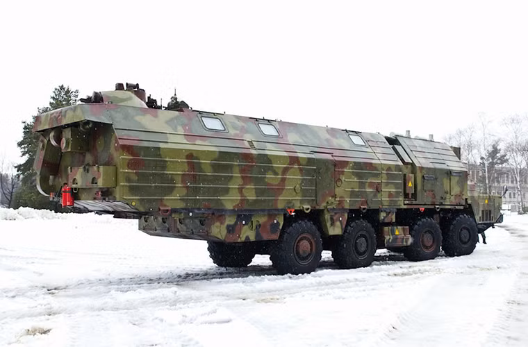 Tổ hợp hỗ trợ phóng cho RT-2PM được đặt trên khung gầm đặc chủng MAZ-543M Uragan.