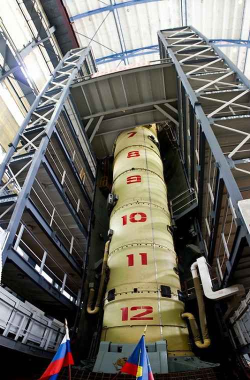 Còn đây là mô hình một hầm phóng ngầm dưới lòng đất có tới 12 tầng, bên trong có sẵn hệ thống trung tâm chỉ huy tác chiến, nơi sinh hoạt dành cho binh sĩ, hệ thống điện riêng và hoàn toàn có khả năng chịu được một vụ tấn công hạt nhân.