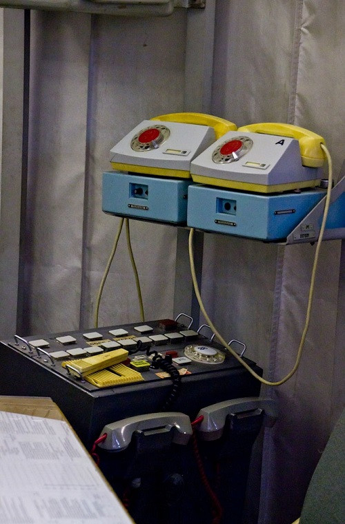 Các hầm phóng tên lửa này của Nga hoàn toàn không thể bị tấn công mạng từ bên ngoài và chúng sử dụng các giao thức liên lạc riêng biệt với trung tâm chỉ huy tác chiến trung ương. Thậm chí nhiều đơn vị còn được ra lệnh thông qua hệ thống điện thoại bàn đặc biệt và tất cả đều được mã hóa.