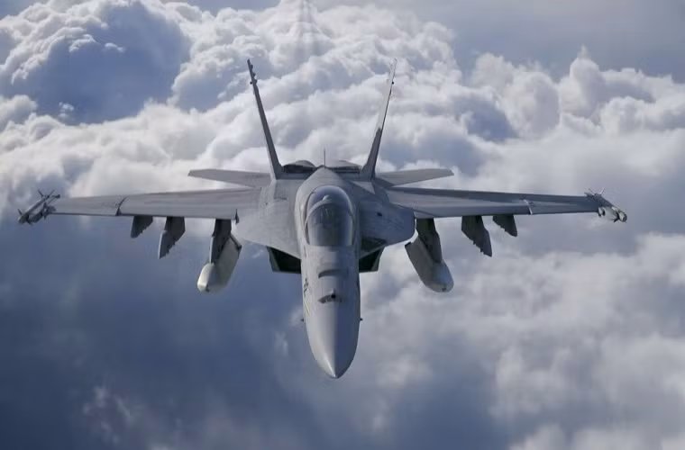 Hiện tại Không quân Kuwait cũng đang được trang bị khoảng 39 chiếc Boeing F/A-18C/D Hornet và 28 chiếc tiêm kích đa năng Eurofighter Typhoon đã được đặt hàng. Nếu tính cả số F/A-18E/F tổng số chiến đấu cơ thế hệ mới của Kuwait sẽ tăng lên hơn 100 chiếc biến quốc gia này trở thành một trong những nước sở hữu lực lượng không quân mạnh nhất trong khu vực. Nguồn ảnh: Jane’s.