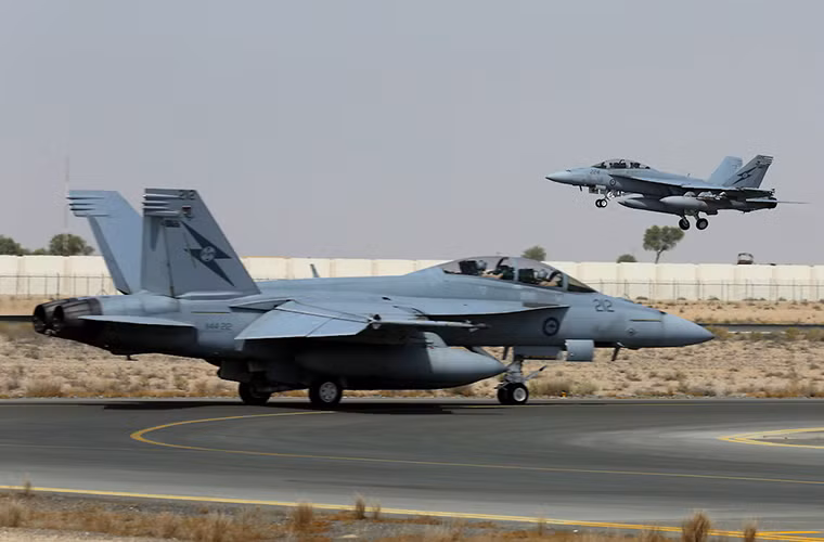 Theo đó Cơ quan hợp tác an ninh quốc phòng Mỹ (DSCA) vừa đưa ra hai thông báo trên trang web chính của cơ quan này rằng, chính phủ Mỹ đã chính thức thông qua hợp đồng cung cấp 40 máy bay chiến đấu Boeing F/A-18E/F Super Hornet cho Kuwait và 72 chiến đấu cơ Boeing F-15 Eagles biến thể cao cấp nhất dành cho Qatar với giá trị ước tính lần lượt là USD10.1 tỷ USD và 21.1 tỷ USD. Nguồn ảnh: Airheadsfly.