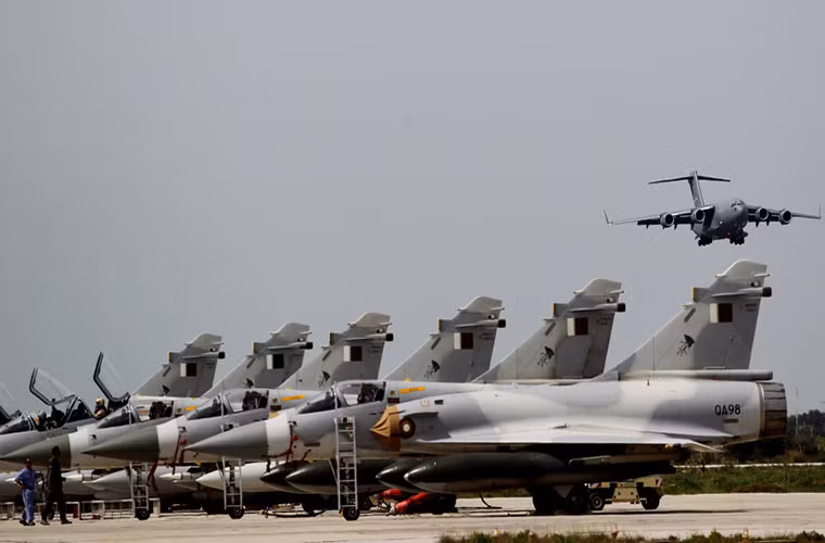 Tuy nhiên khác với Kuwait, Không quân Qatar hiện tại sở hữu phi đội chiến đấu cơ không thực sự mạnh với trang bị chính là những chiếc Dassault Mirage 2000 đã lỗi thời và khi đưa vào trang bị F-15QA, số máy bay trên cũng sẽ bị loại biên. Nguồn ảnh: Corporal Frisk.