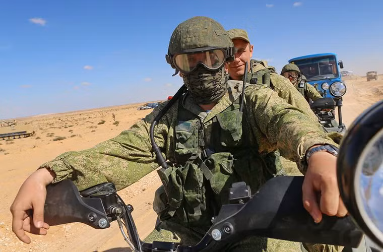 Trọng lượng tối đa của AM-1 chỉ tầm 400kg với chiều dài cơ bản hơn 2m và rộng 1.2m. Về cơ bản nó có thể được triển khai từ nhiều nền tảng cơ giới khác nhau và hoàn toàn phù hợp với các nhiệm vụ đổ bộ đường không và chỉ cần tới 5 chiếc AM-1 khả năng cơ động của một đơn vị lính dù có thể tăng lên đáng kể nếu không được trang bị xe bọc thép BMD. Nguồn ảnh: Arms-Expo.