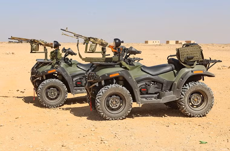 Dòng xe địa hình AM-1 của Quân đội Nga được phát triển dựa trên một mẫu ATV dân sự là RM500-2. Tuy nhiên nó được cải tiến và tối giản hóa thiết kế để phục vụ cho mục đích quân sự. Điểm nổi bật nhất là việc AM-1 có thể tích hợp thêm nhiều loại vũ khí bộ binh khác nhau. Nguồn ảnh: Arms-Expo.