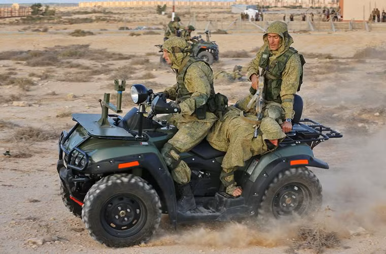 Toàn bộ phần thân vỏ của AM-1 được bọc lớp giáp Kevlar chống đạn, bản thân bình xăng chính của nó cũng có thể tự liền khi bị thủng do các tác động vật lý từ bên ngoài. Nguồn ảnh: Arms-Expo.