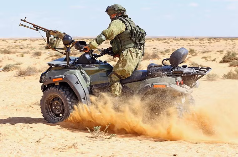 AM-1 được trang bị hệ thống động cơ có công suất 38 mã lực có tốc độ di chuyển tối đa lên tới 80km/h, nó cũng có thể kéo theo một rơ moóc nặng tầm 500kg dành cho hổ trợ hậu cần. Nguồn ảnh: Arms-Expo.