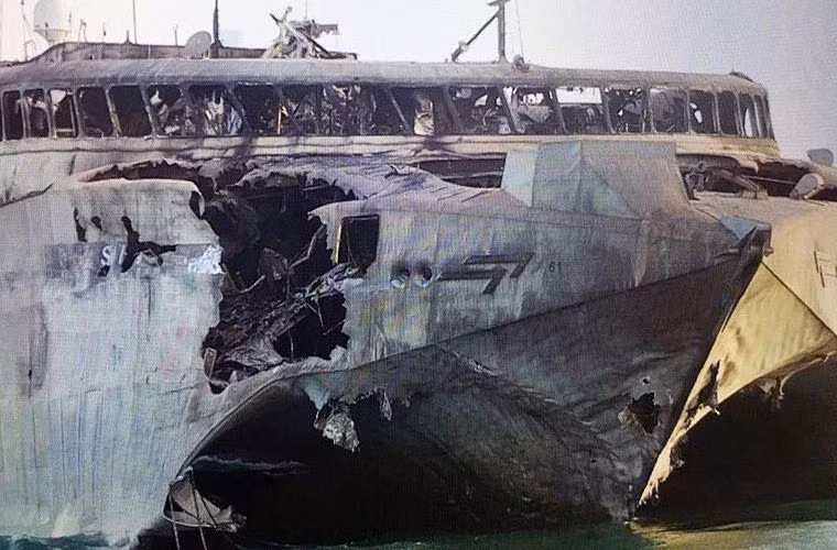 Những hình ảnh mới nhất vừa công bố về chiếc tàu gốc Mỹ của Hải quân Các tiểu Vương quốc Ả Rập Thống nhất (UAE) bị tên lửa gốc Trung Quốc của phiến quân Houthi bắn trúng ngày 30/9 vừa qua. Con tàu bị rách lỗ chỗ, cấu trúc thượng tầng bị phá hủy, nhưng ngạc nhiên là nó vẫn đứng vững sừng sững trên mặt biển.