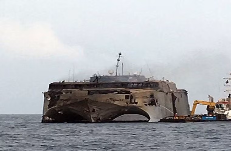 Không thể nhìn ra đây là chiến hạm uy lực vận tải cao tốc hiện đại ngày nào. Với thiết kế 3 thân vô cùng hiện đại, con tàu có thể chạy với vận tốc khủng khiếp. Với sức tàn phá như thế này, hiện chưa rõ số phận thương vong của các thủy thủ và binh lính trên tàu.