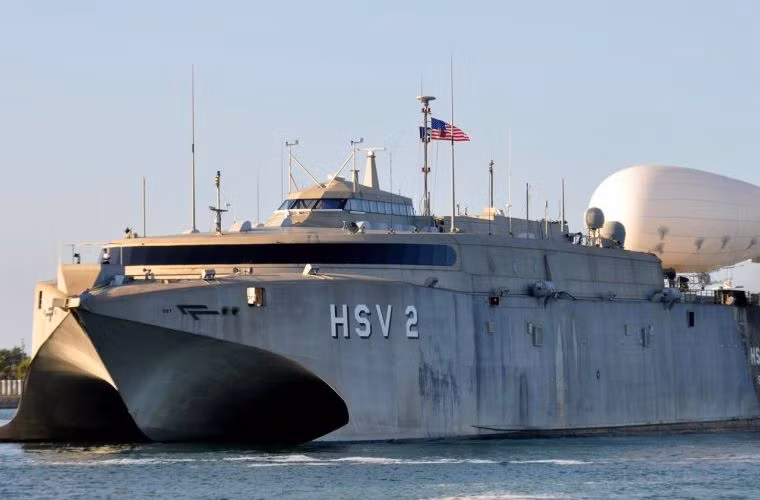 Tàu HSV-2 Swift có chiều dài 113m, rộng 30,5m, diện tích khoang chứa là 2000 mét vuông, cao 5m và trọng tải tối đa đạt khoảng 2.000 tấn. Tàu sử dụng 4 động cơ Caterpillar, mỗi động cơ có công suất là 7200 kw, có thể đạt được vận tốc tối đa là 45 hải lý trong mỗi giờ, tầm hoạt động 4700 hải lý, thủy thủ đoàn gồm 5 sỹ quan và 25 thuyền viên..