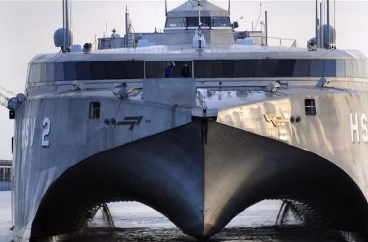 HSV-2 Swift là mẫu chuyên vận hạm hiện đại nhất của Hải quân Mỹ, được thiết kế bởi công ty Incat của Úc. Con tàu được trang bị các hệ thống trang thiết bị hiện đại, phục vụ chủ yếu cho các hoạt động như rà soát, tuần tiễu trên biển, vận tải và hỗ trợ tác chiến cho các đơn vị chiến đấu của Hải quân Mỹ trước khi được trao cho UAE.