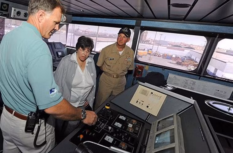 Rất tiếc hệ thống Phalanx đã bị gỡ bỏ trước khi chuyển giao cho Hải quân UAE. Hệ thống điện tử trên tàu hết sức hiện đại với các màn hình đa chức năng hiển thị cùng khả năng tự động hóa rất cao cho phép giảm số thủ thủ chỉ còn khoảng 30 người.