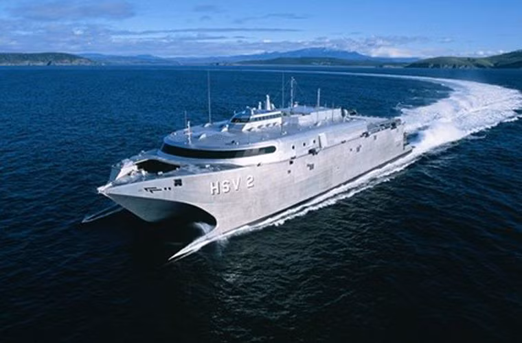 Tàu vận tải siêu nhanh này chỉ được trang bị vũ khí hạng nhẹ gồm: 6 khẩu đại liên M2HB cỡ nòng 12,7mm dọc theo mép tàu, 2 hệ thống pháo phòng không Phalanx 20mm.Hệ thống pháo hạm đánh chặn phòng không Phalanx cỡ nòng 20mm.