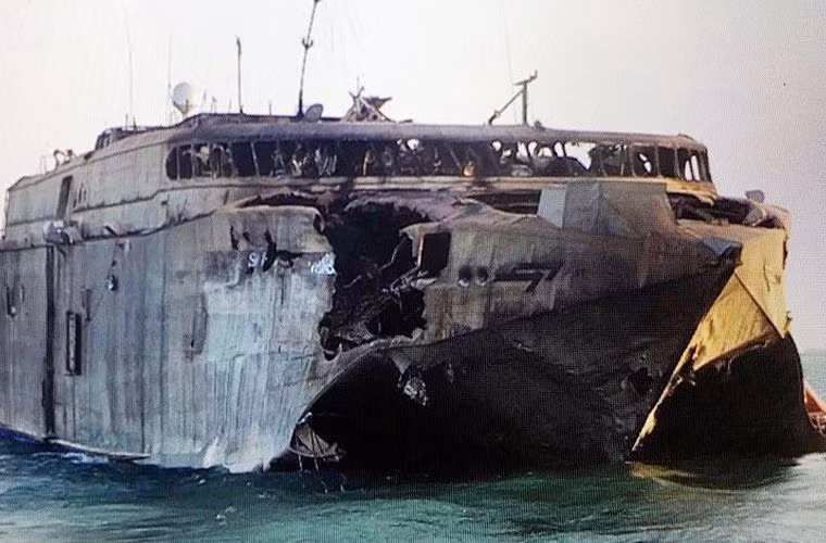 Ở mũi mạn phải tàu bị hư hại nặng nhất với một lỗ rách lớn, có lẽ đây chính là mặt va chạm trực tiếp với tên lửa C802. Sau khi trúng tên lửa con tàu đã bốc cháy dữ dội, làm thành quả cầu lửa trên mặt biển trong màn đêm.