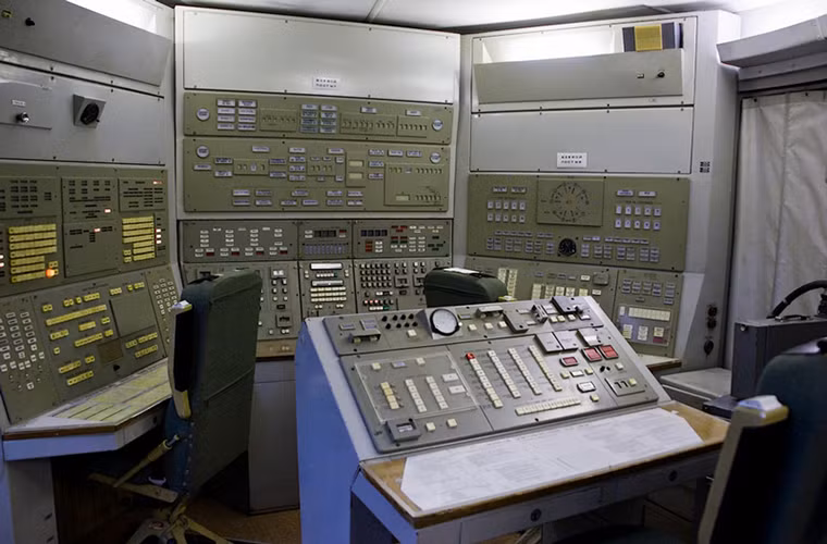Hình ảnh bên trong trung tâm chỉ huy tác chiến của một hầm phóng tên lửa đạn đạo của Liên Xô trước đây.