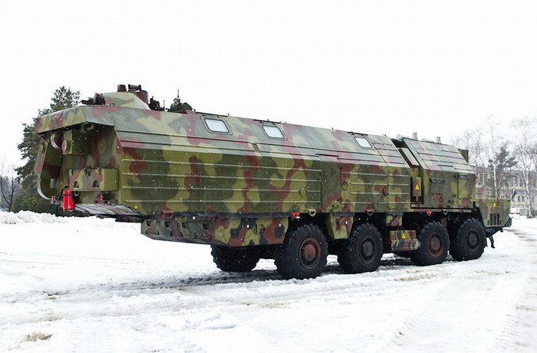 Tổ hợp hỗ trợ phóng cho RT-2PM được đặt trên khung gầm đặc chủng MAZ-543M Uragan.