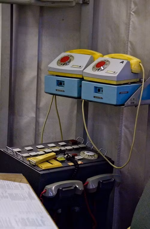 Các hầm phóng tên lửa này của Nga hoàn toàn không thể bị tấn công mạng từ bên ngoài và chúng sử dụng các giao thức liên lạc riêng biệt với trung tâm chỉ huy tác chiến trung ương. Thậm chí nhiều đơn vị còn được ra lệnh thông qua hệ thống điện thoại bàn đặc biệt và tất cả đều được mã hóa.