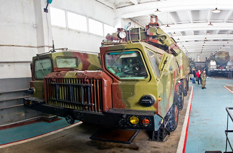 Hình ảnh bên trong một hangar nơi một đơn vị tên lửa chiến lược Nga đóng quân với đầy đủ thành phần chiến đấu gồm xe chỉ huy di động, tổ hợp tên lửa đạn đạo di động RT-2PM Topol và xe hỗ trợ hậu cần.