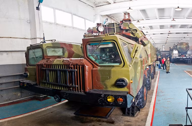 Hình ảnh bên trong một hangar nơi một đơn vị tên lửa chiến lược Nga đóng quân với đầy đủ thành phần chiến đấu gồm xe chỉ huy di động, tổ hợp tên lửa đạn đạo di động RT-2PM Topol và xe hỗ trợ hậu cần.