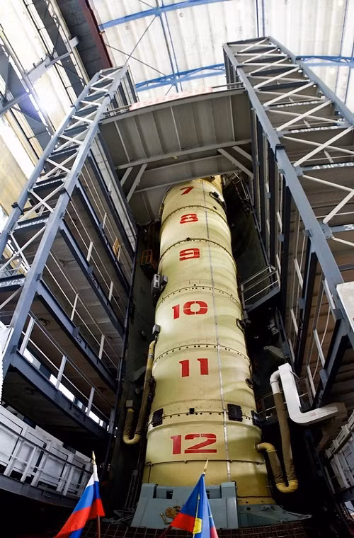 Còn đây là mô hình một hầm phóng ngầm dưới lòng đất có tới 12 tầng, bên trong có sẵn hệ thống trung tâm chỉ huy tác chiến, nơi sinh hoạt dành cho binh sĩ, hệ thống điện riêng và hoàn toàn có khả năng chịu được một vụ tấn công hạt nhân.